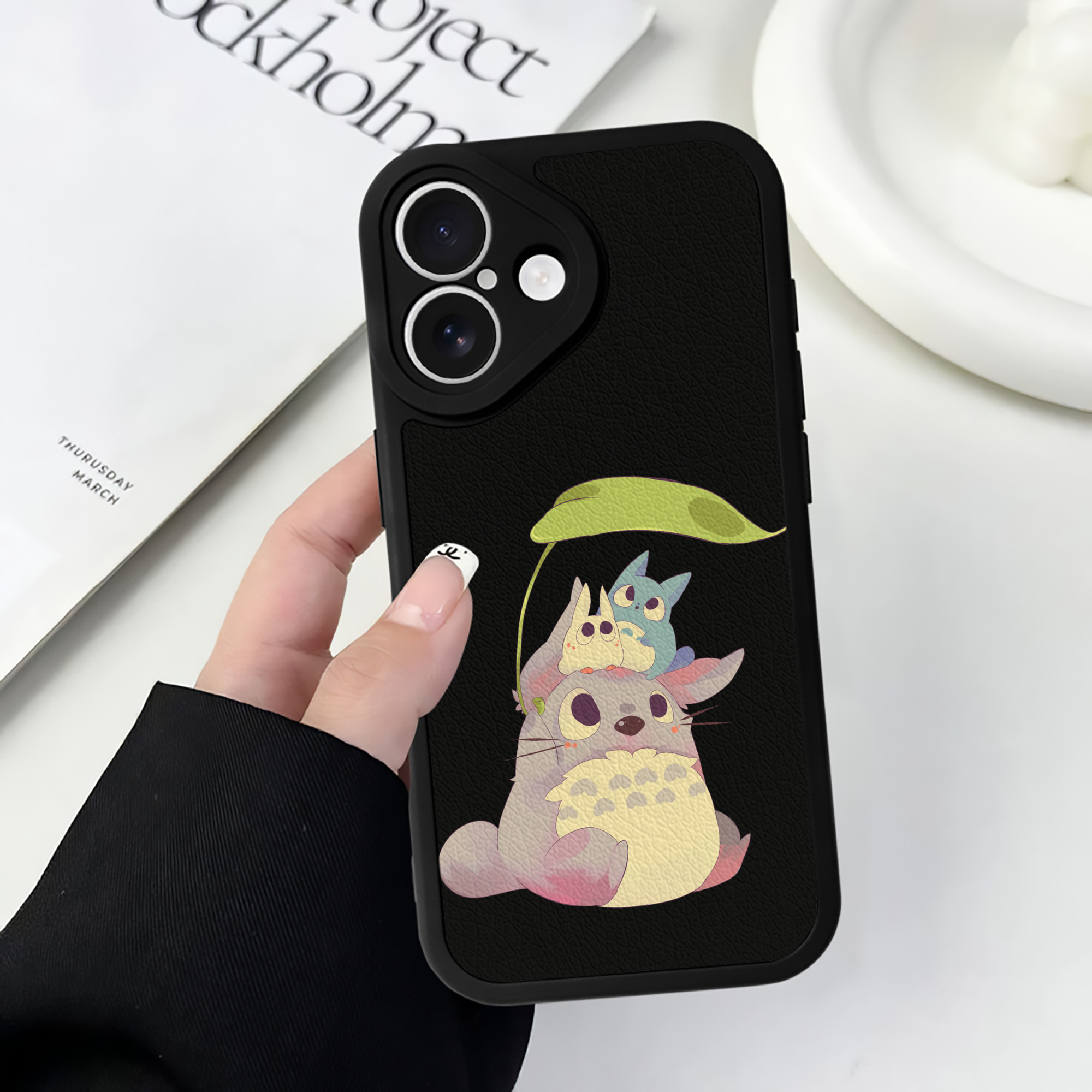 （画像用） となりのトトロ 草壁メイ 草壁サツキ My Neighbor Totoro Satsuki Kusakabe Mei Kusakabe 【iPhone 16シリーズ対応】シリコンスマホケース（レザー調） 材質：シリコン